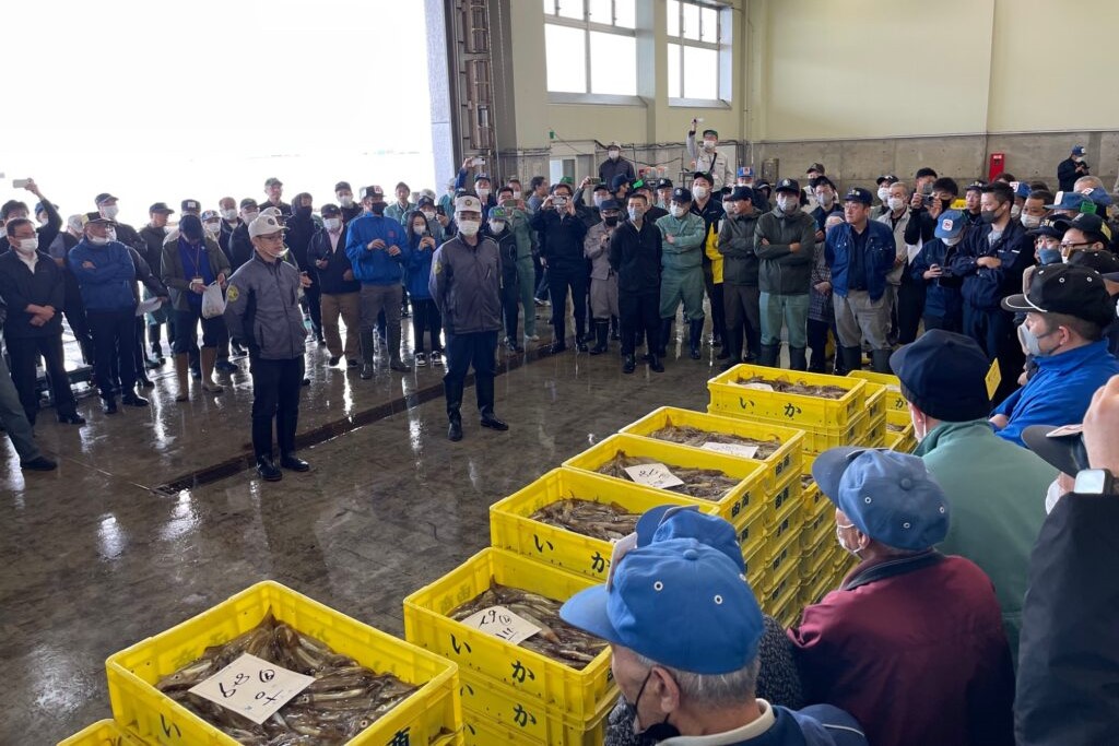 子会社の「函館魚市場株式会社」が取り仕切る函館市水産物地方卸売市場での競り風景