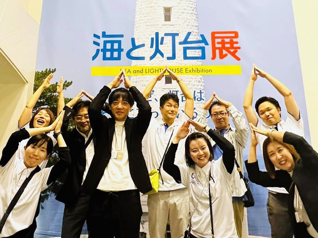 ひと仕事終えて達成感！の集合写真（左から4人目・黒ジャケット姿の男性は弊社社長 波房です）