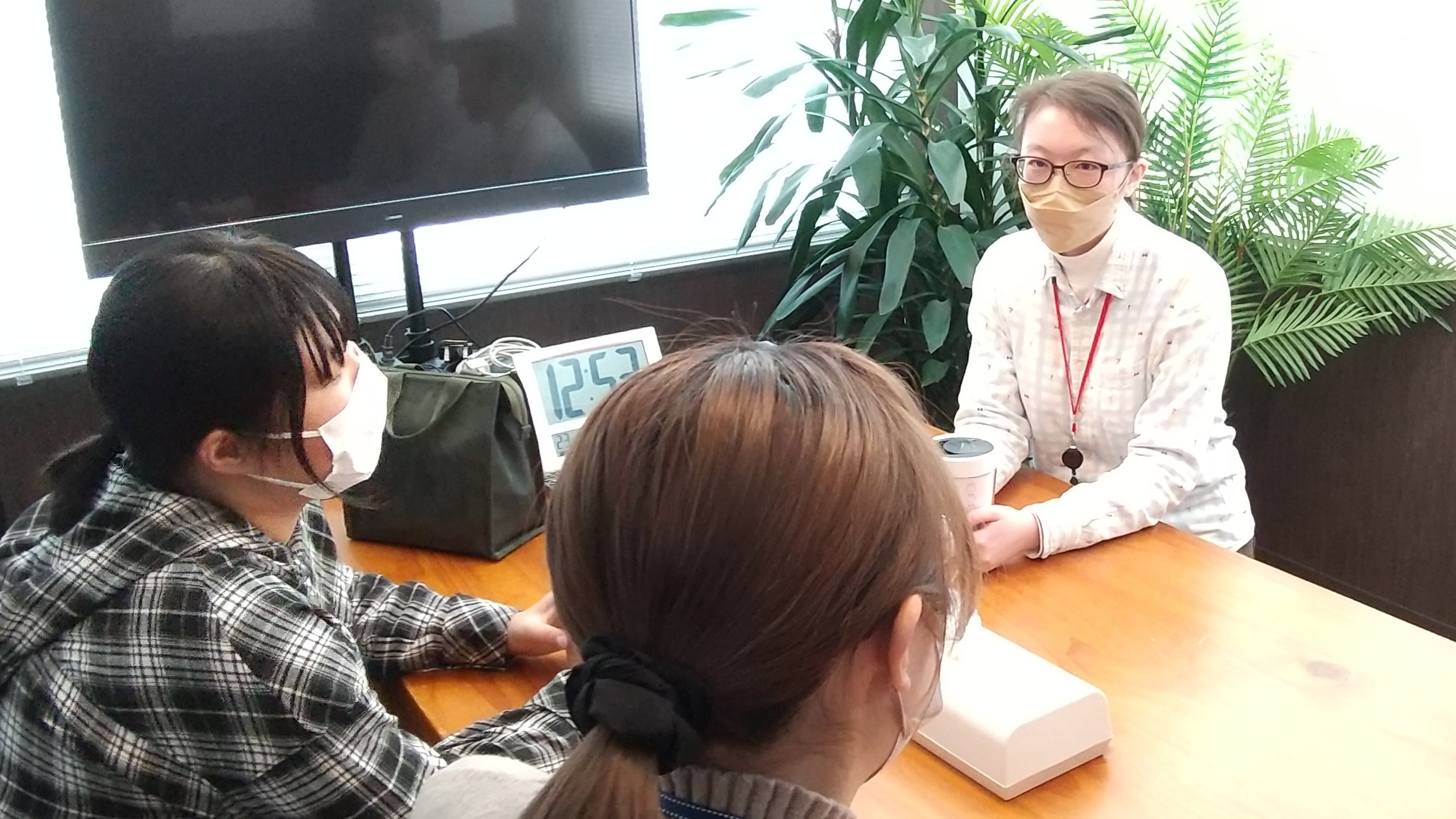 社員同士のコミュニケーションが活発です。（快適な1階休憩スペース）